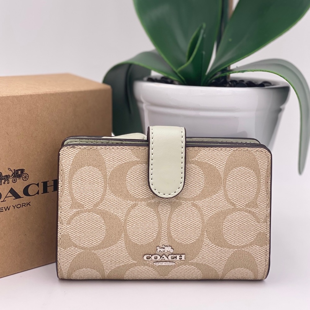 Coach Corner ZIP Wallet - Picture 2 of 13